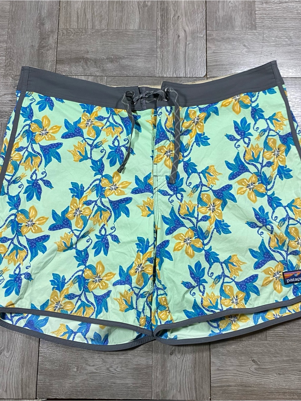 Patagonia Mens Wavefarer Board Shorts - Scallop Hem Unlined Floral Swim- 40 x 7"